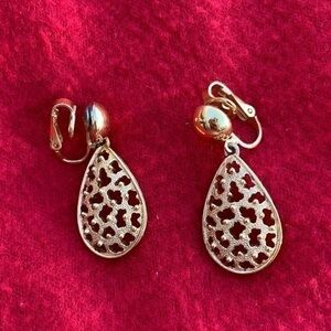 Vintage 1955-1969 50th 60 th Crown Trifari Drop Earrings Clip-on Gold Tone